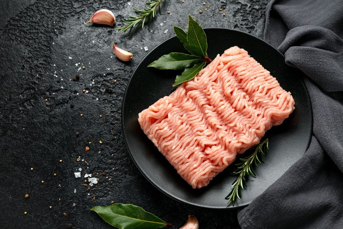 用大蒜切碎的土耳其的乳房