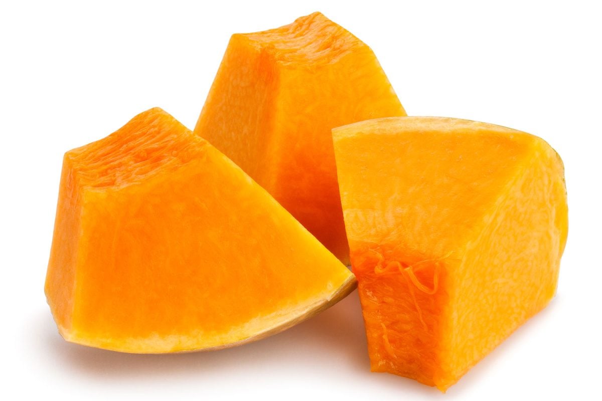 整齐的切南瓜在白色背景