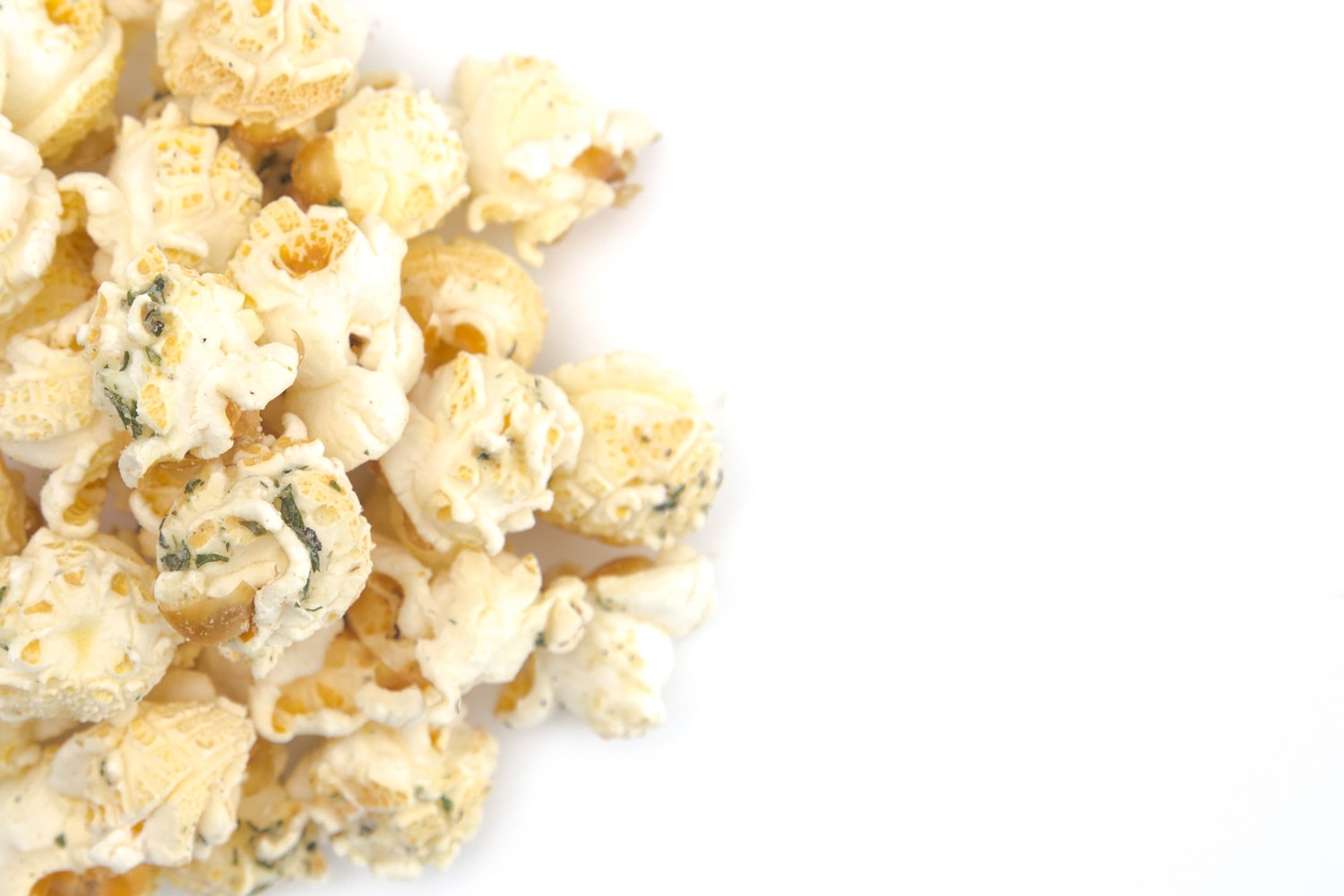 牧场风味白奶酪爆米花在白色的背景”width=