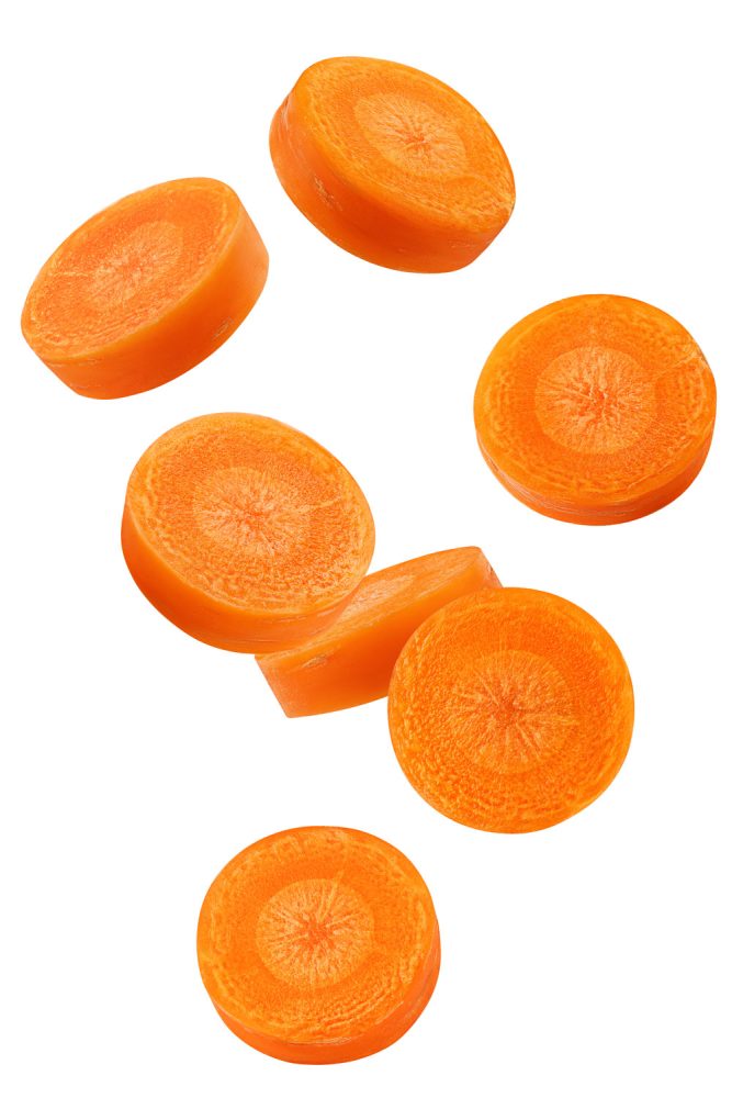 切甘薯在白色的背景