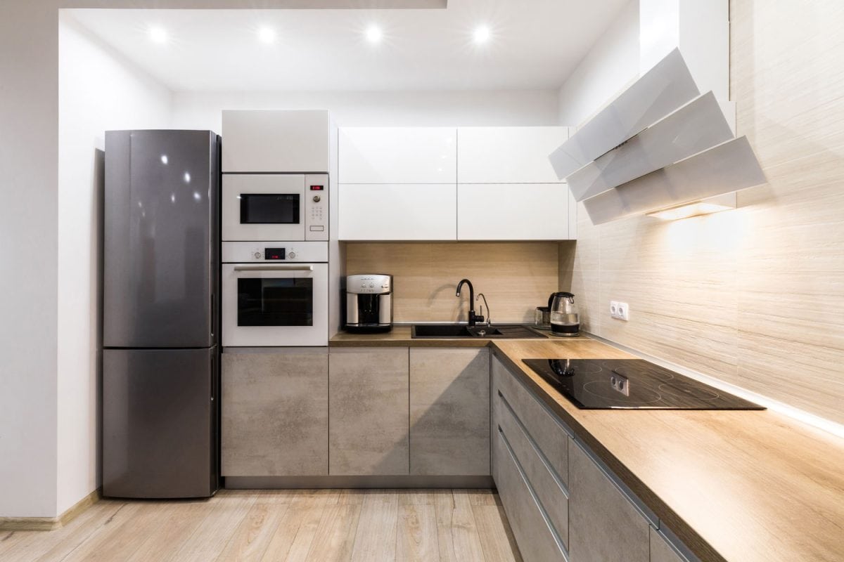 小狭窄的厨房，层压地板，小雷电竞官网网址冰箱和木制台面