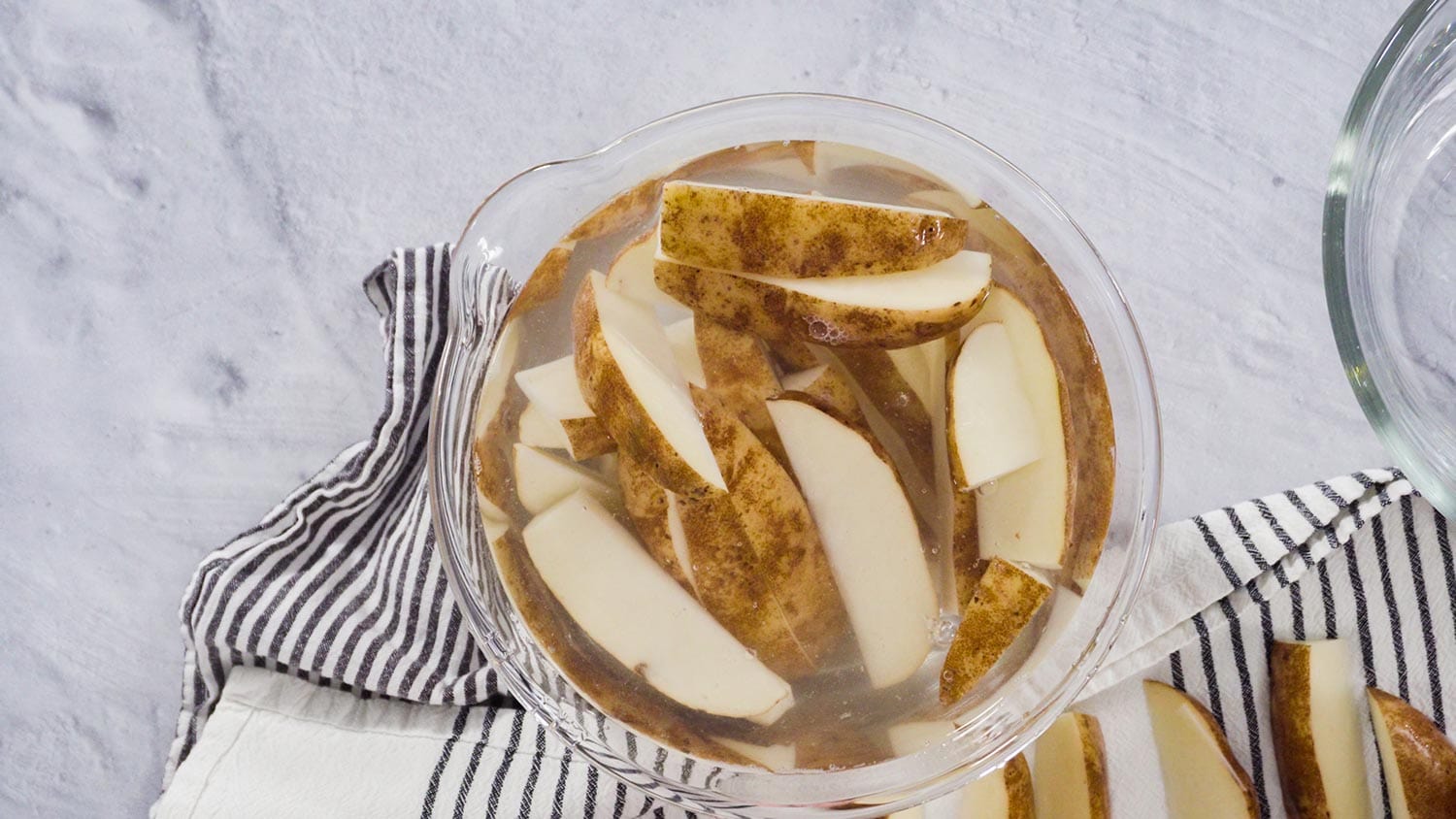 准备一碗水里浸泡土豆烤土豆香料