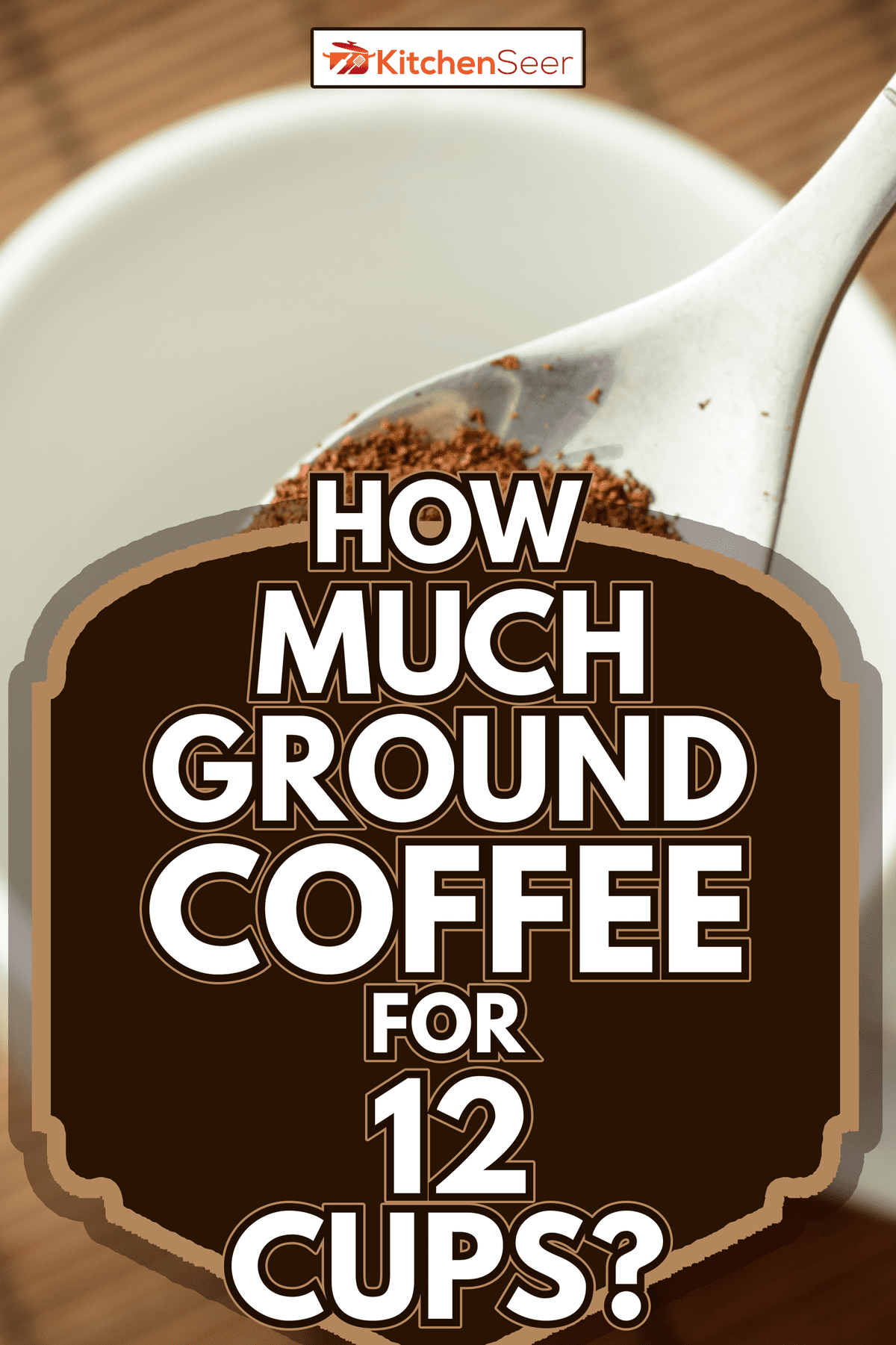 勺子与咖啡粉在白色的空杯棕竹背景。使12杯咖啡——咖啡粉多少钱