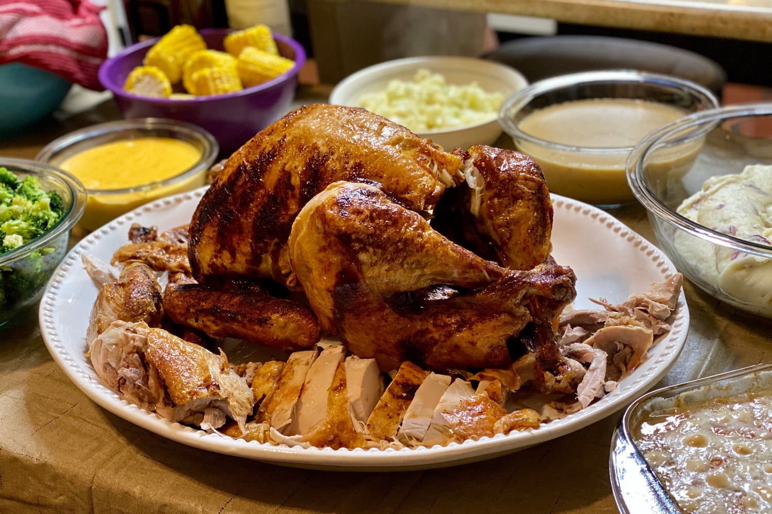 用油炸火鸡感恩节晚餐。