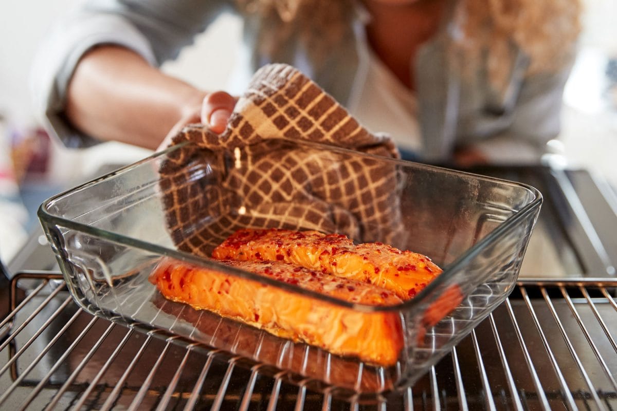 女人放了两大块三文鱼＂width=