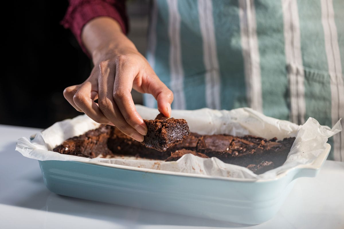 女性手握巧克力布朗尼