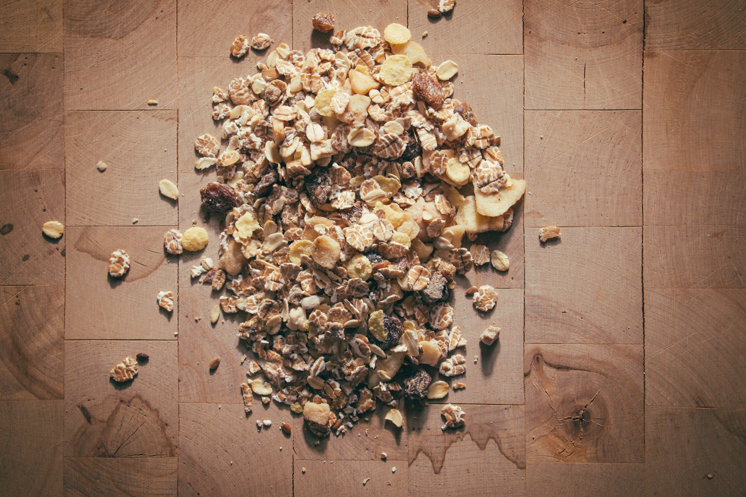 格兰诺拉麦片在桌子上”width=