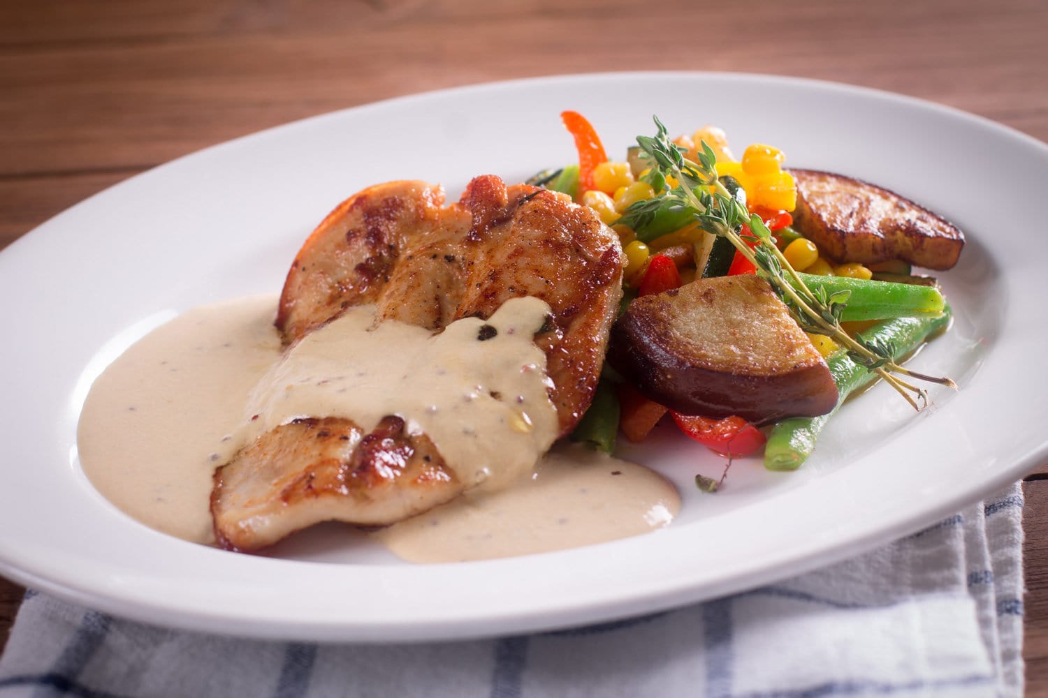 烤鸡和烤蔬菜和颗粒状的芥末酱