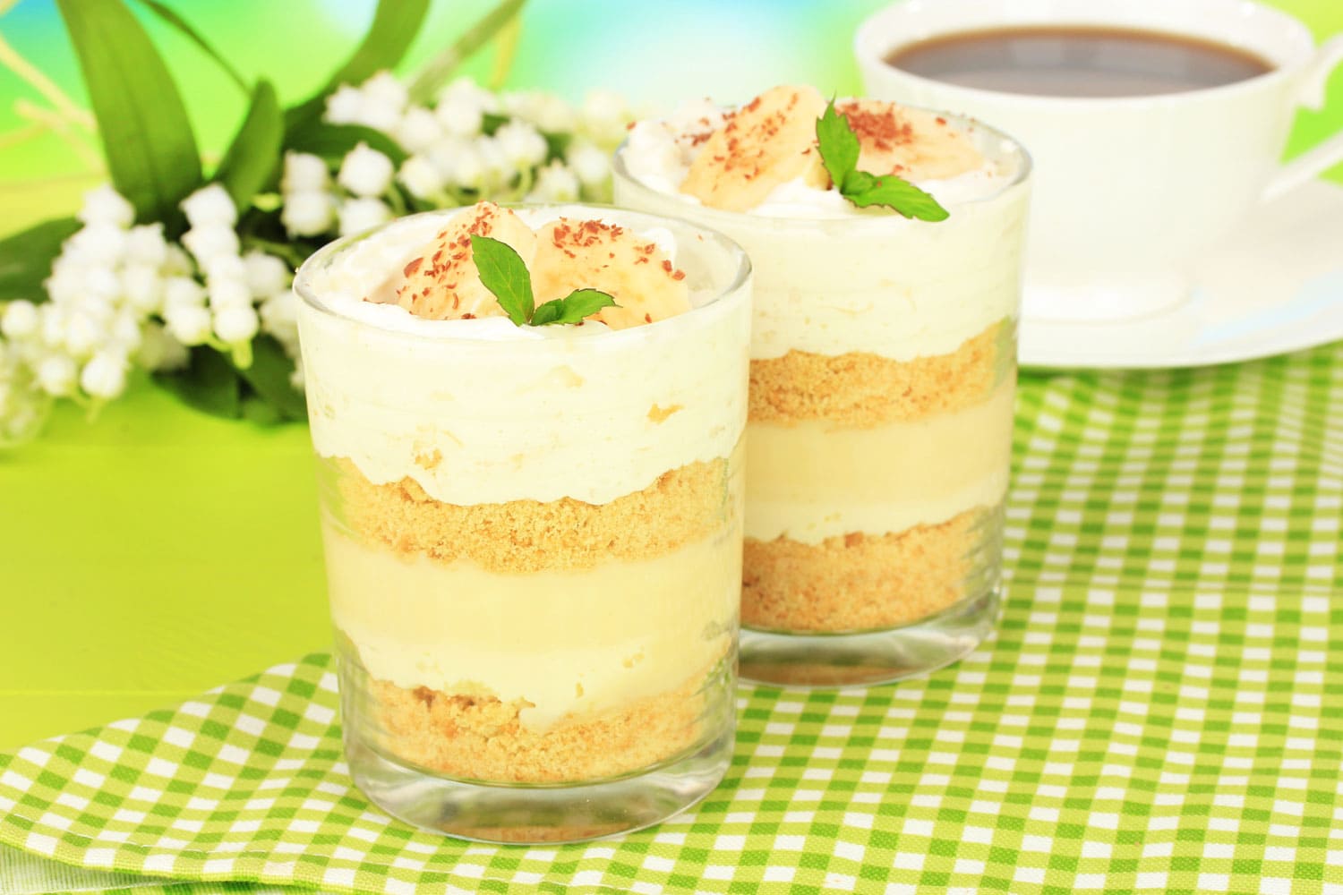 美味的香蕉布丁放在绿色格子桌布上