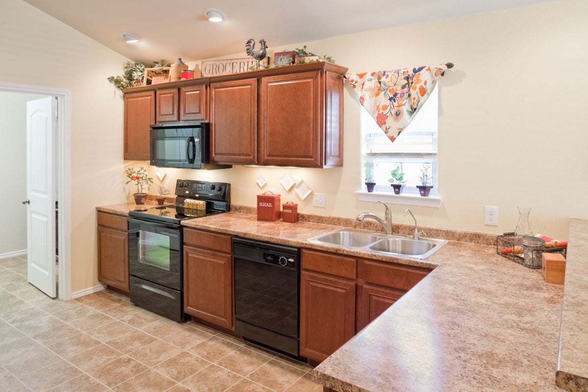 中产阶级入门家庭中简单的家庭厨房雷电竞官网网址内部＂width=