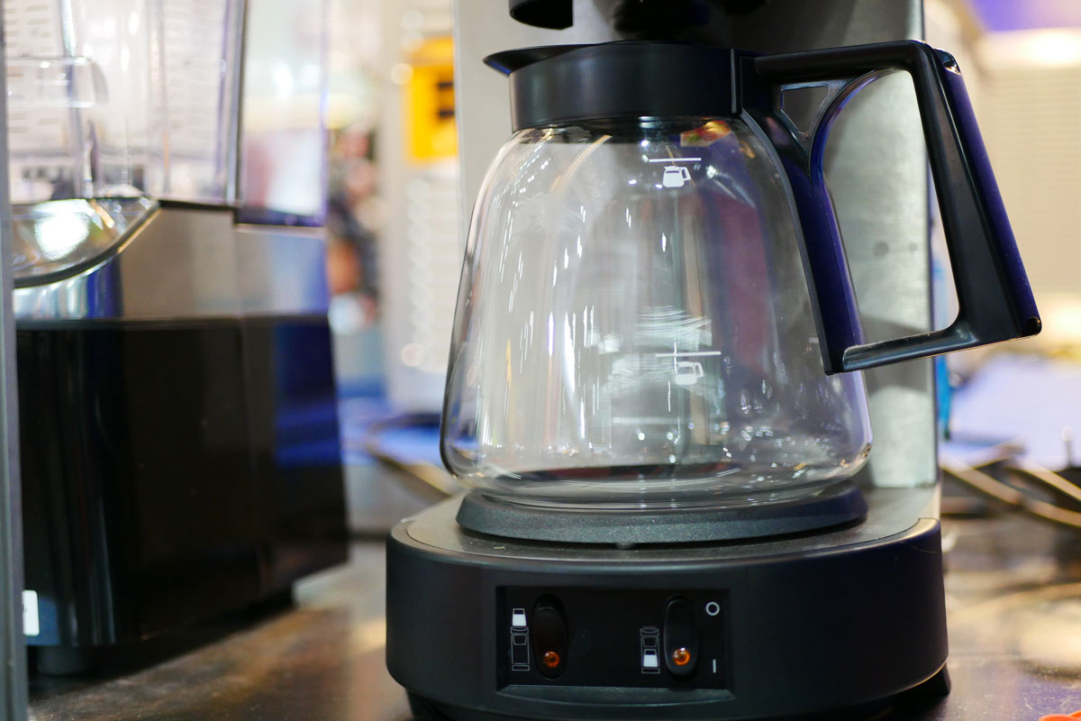 一个空杯咖啡机