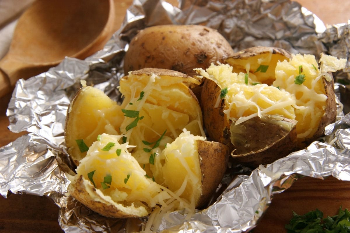 烤土豆和黄油和奶酪