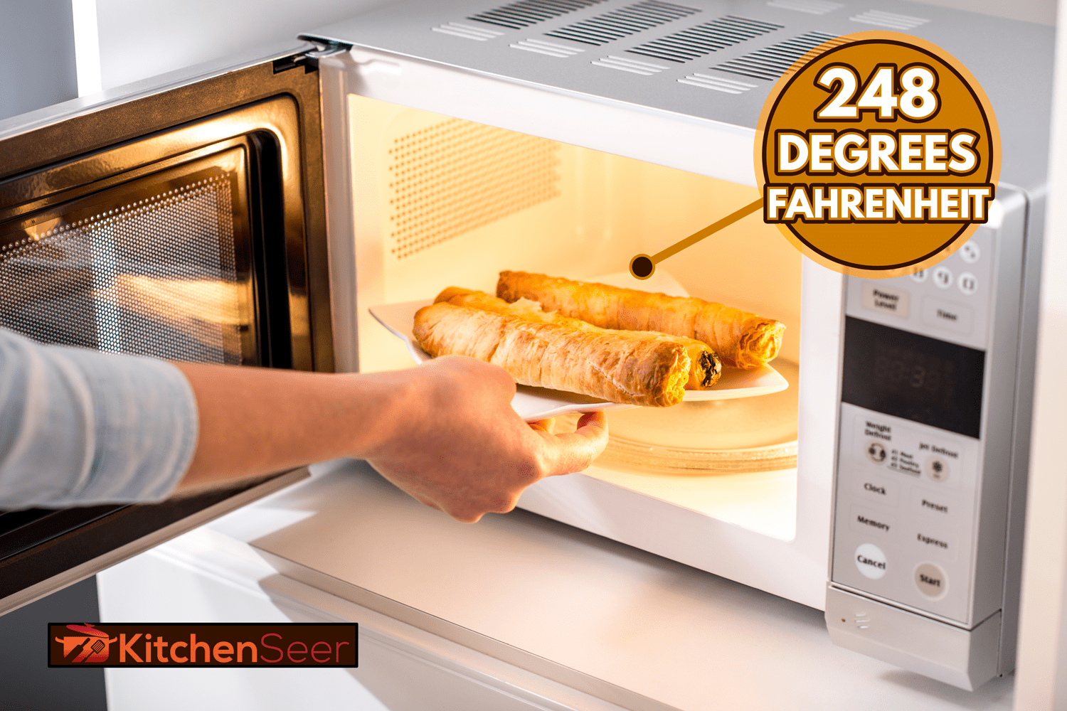 一个女人在微波炉里烤糕点的特写-微波炉有多热