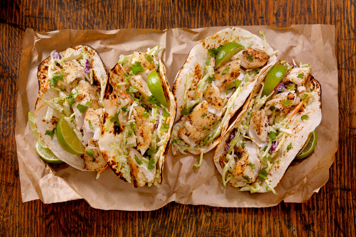 美味的鱼炸玉米饼放在羊皮纸