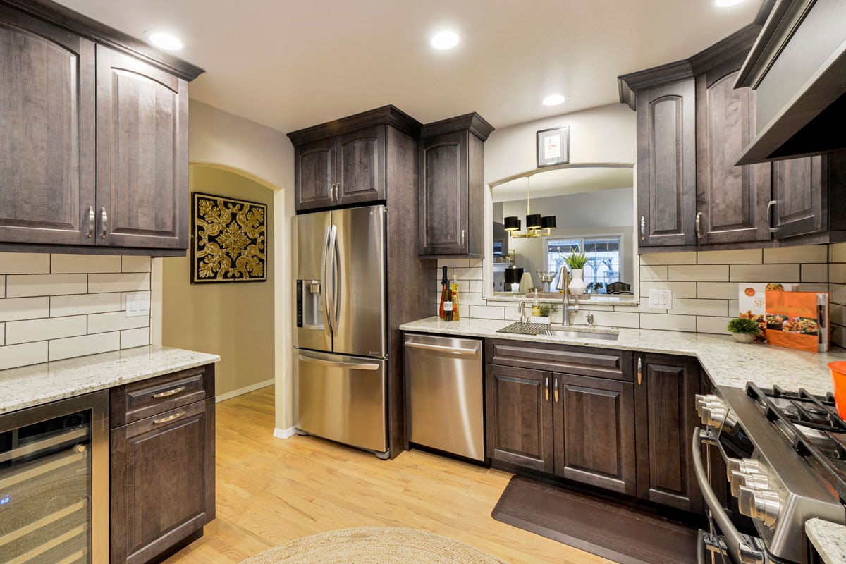 橡木橱柜内的乡村厨房与层压地板雷电竞官网网址