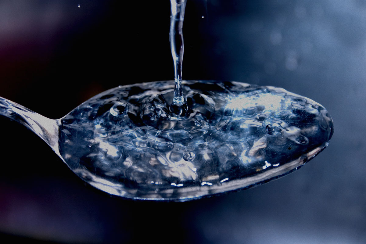 把水倒在勺子上