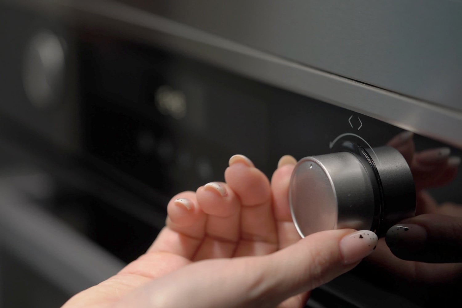 设置烹饪模式和烤箱温度。烹饪、烘焙。液晶显示厨房电器。雷电竞官网网址黑色背景上的白色数字和符号。女开关按钮，打开。