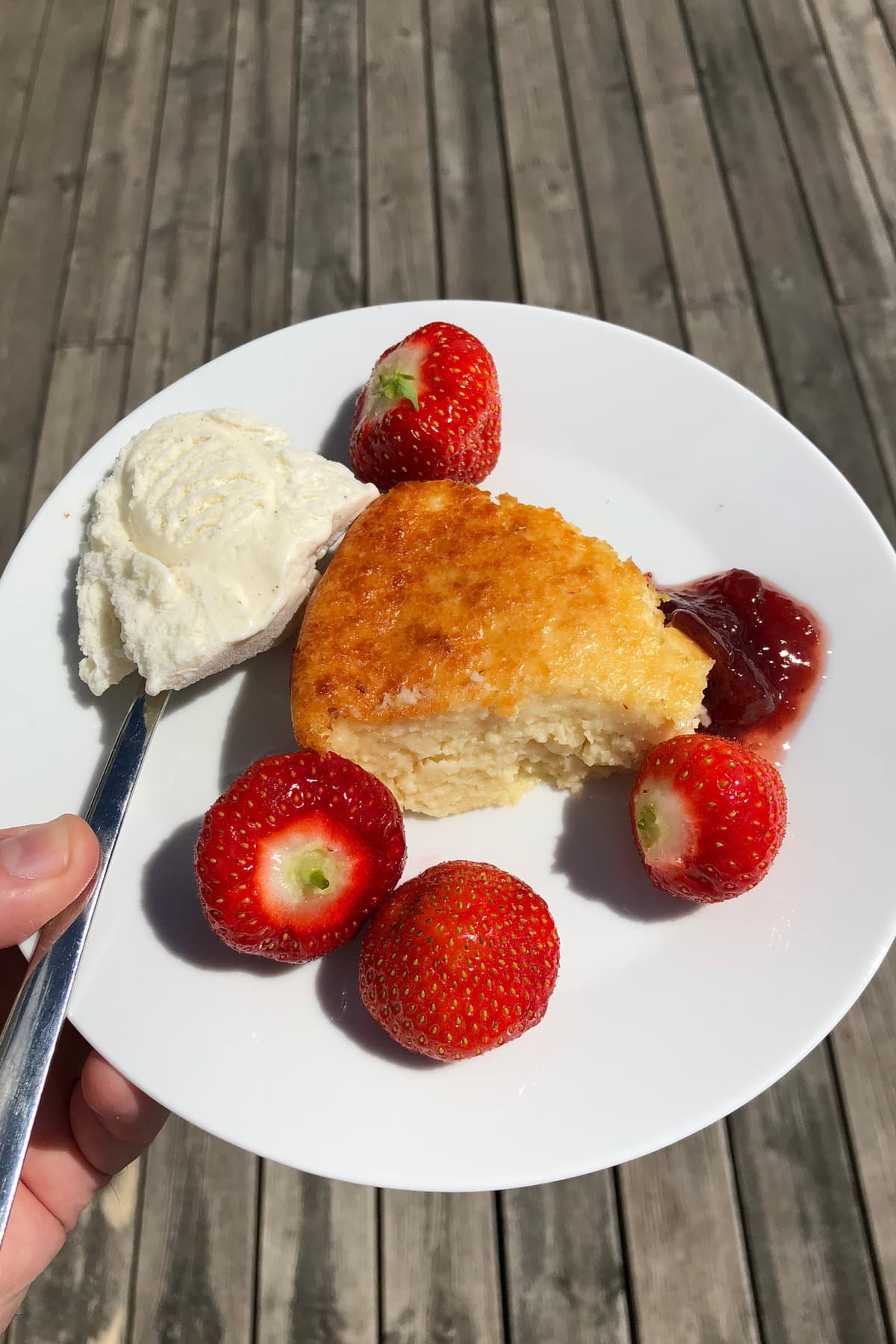 瑞典芝士蛋糕配鲜奶油和草莓