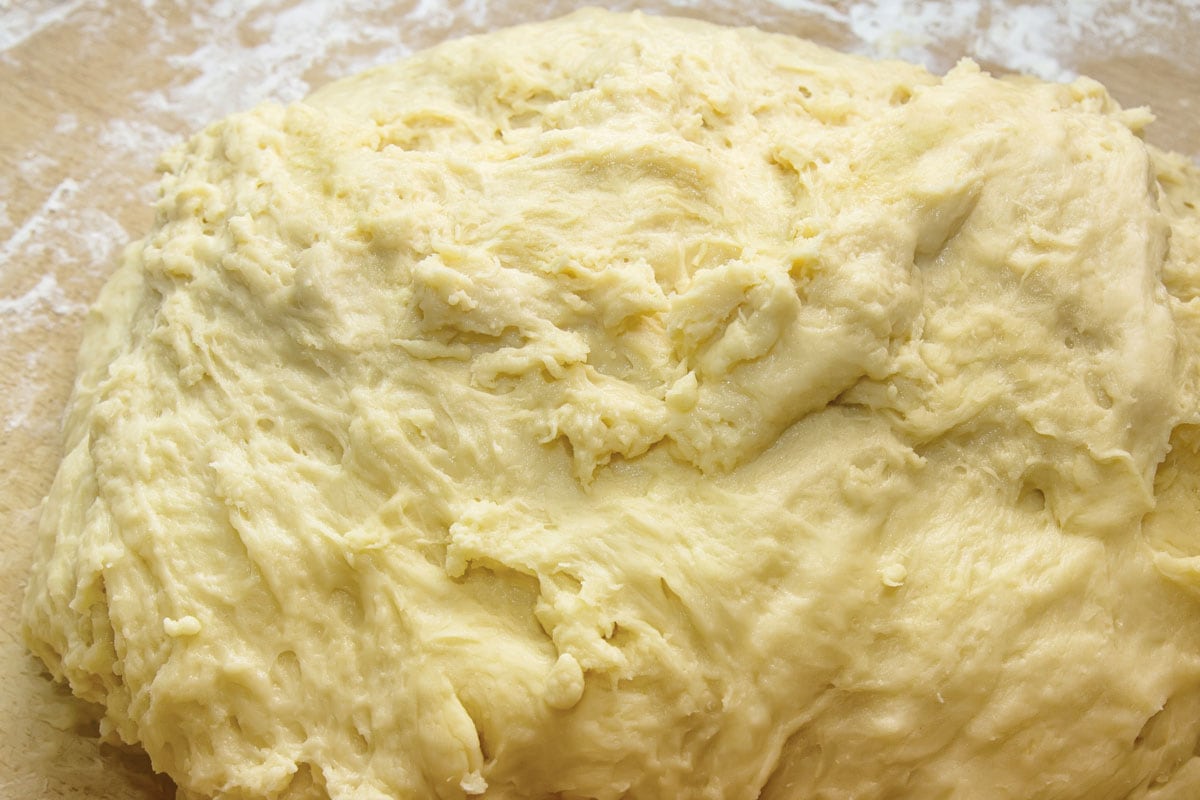 湿面团放在桌子上