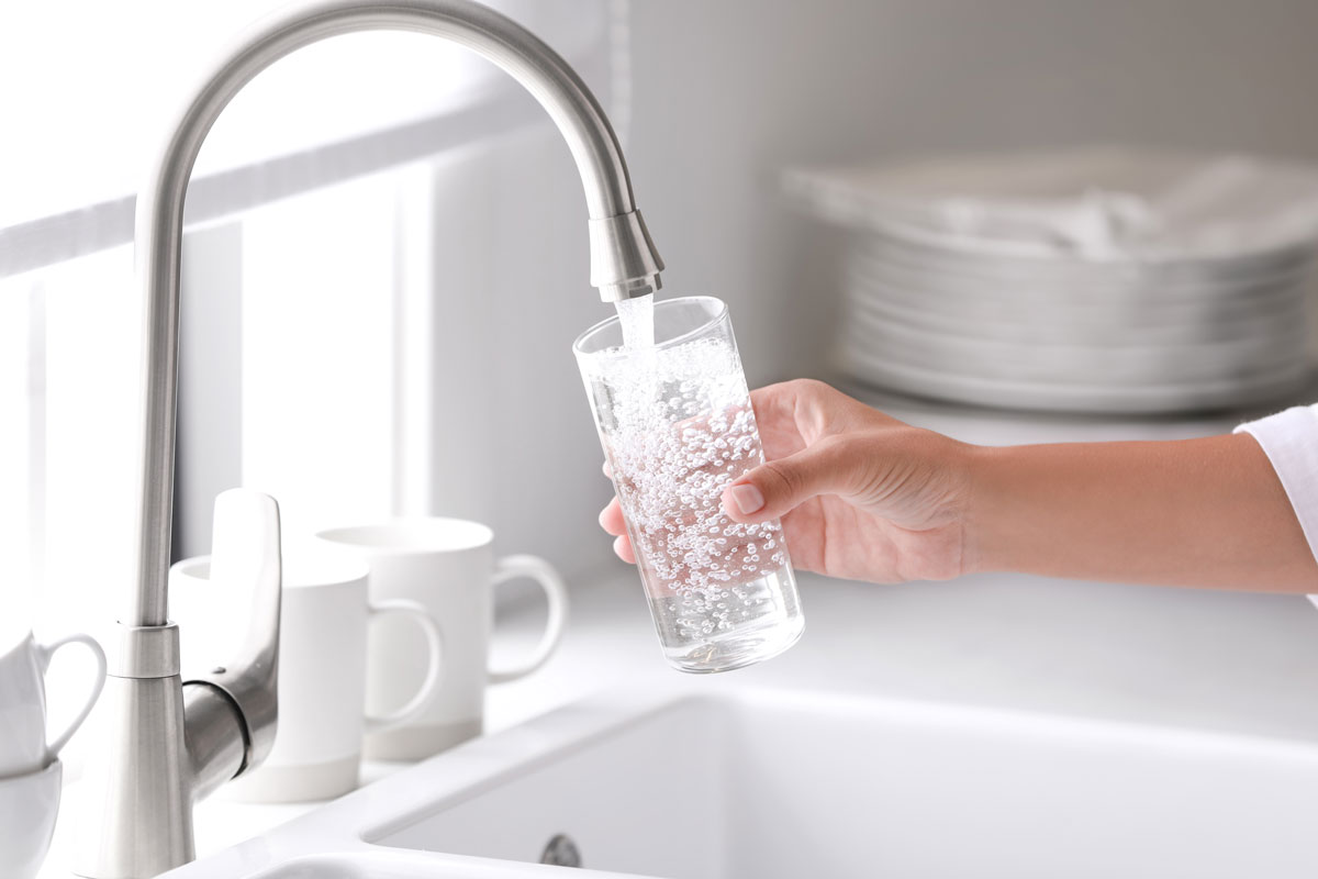 女人把一个装满水的玻璃