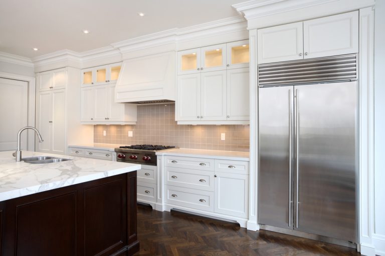 半乡村的启发与白色的台面和白色的橱柜、厨房维京雷电竞官网网址冰箱开/关开关在哪里?