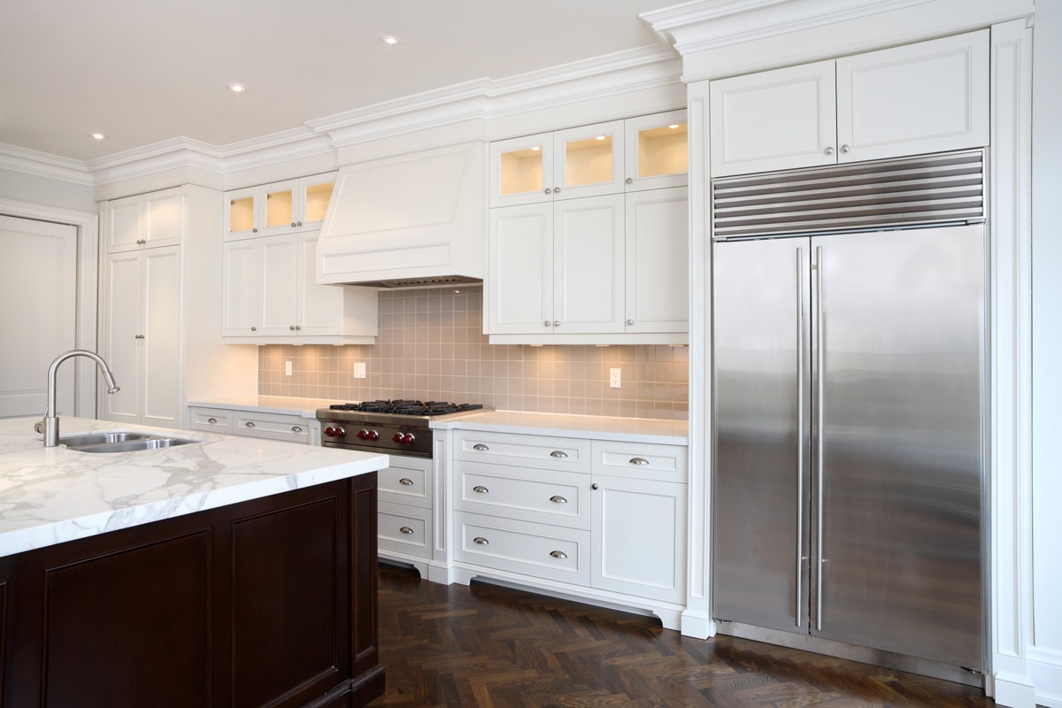 半乡村厨房灵感与白色台面和白色的橱柜雷电竞官网网址