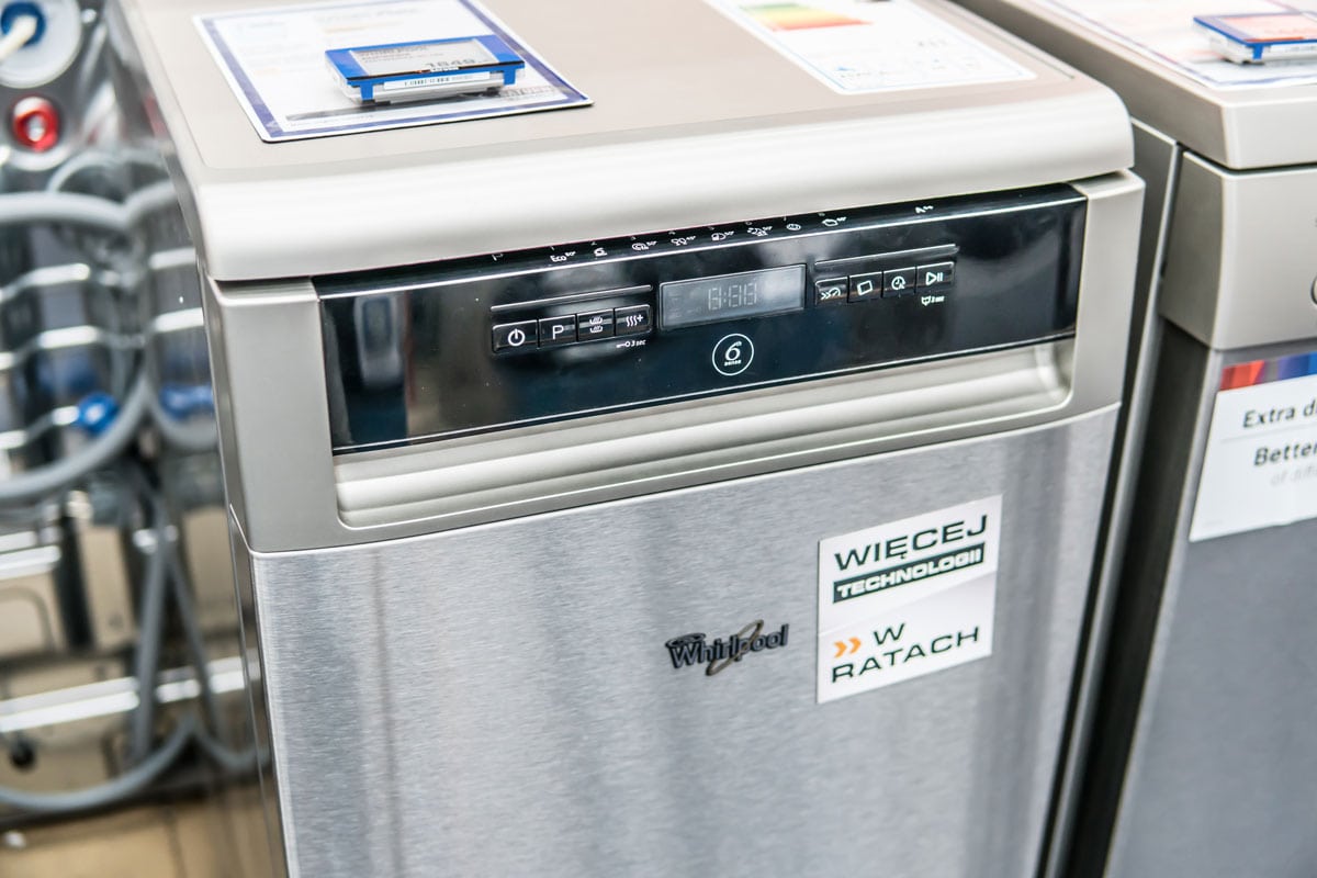 商店里的小型厨房雷电竞官网网址洗碗机