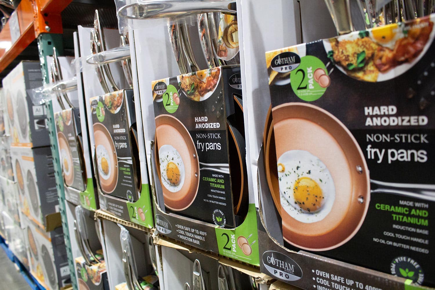 几包哥谭钢铁专业硬质阳极化不粘锅的视图，在当地的大型杂货店展示