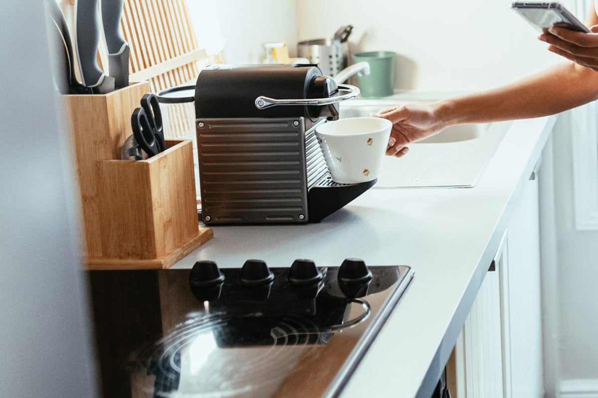 非裔美国妇女在家工作，喝咖啡