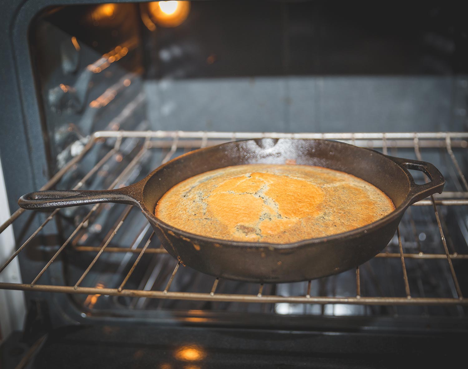 蓝色在铸铁盘玉米面包