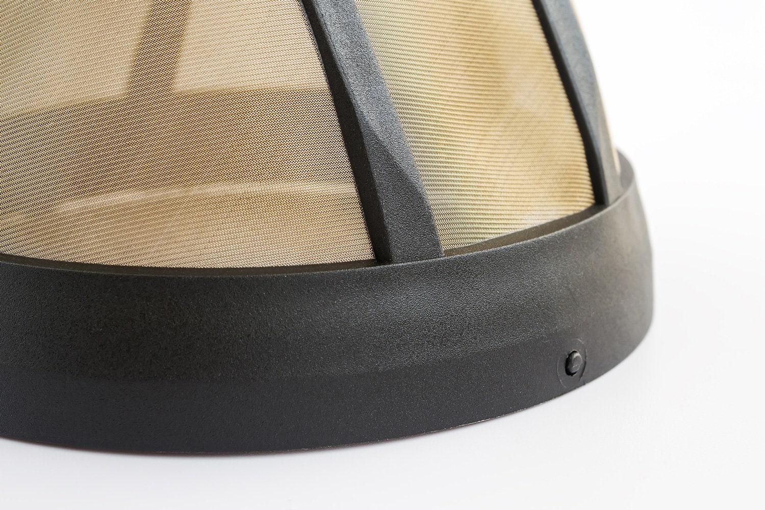 用于滴漏咖啡机的可重复使用的金属网咖啡过滤器的特写。永久篮子咖啡过滤器在白色背景。咖啡机配件。