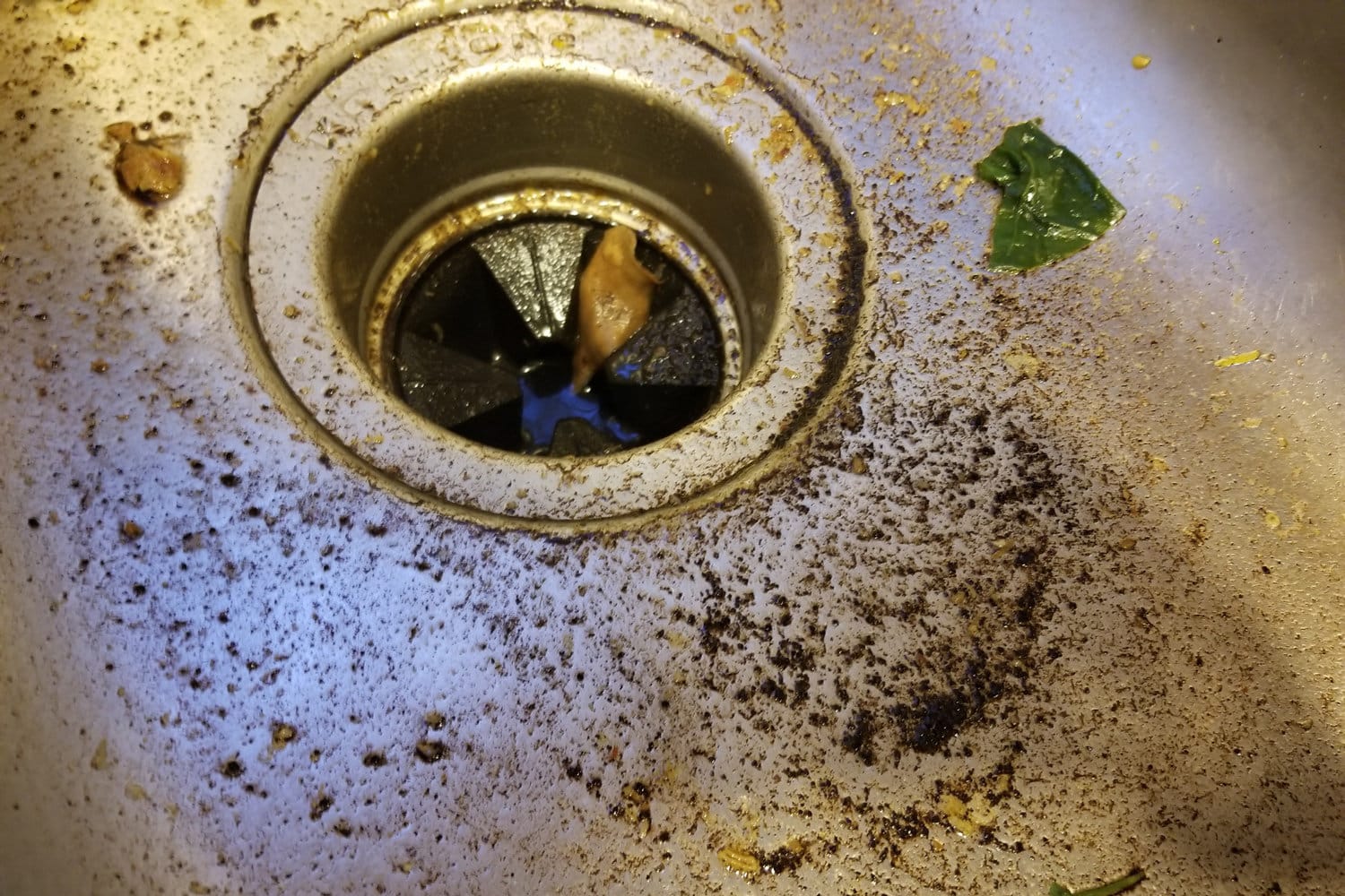 特写的脏,乱不锈钢表面与咖啡渣国内厨房水槽,建议做菜肴或清理后酿造咖啡或烹饪,雷电竞官网网址