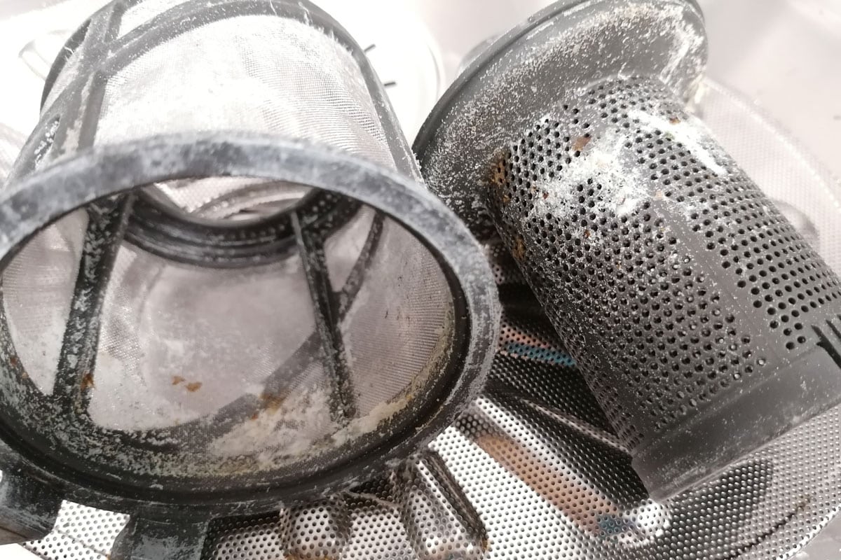 又脏又旧的洗碗机过滤器充满黏性物质和白色的霉菌