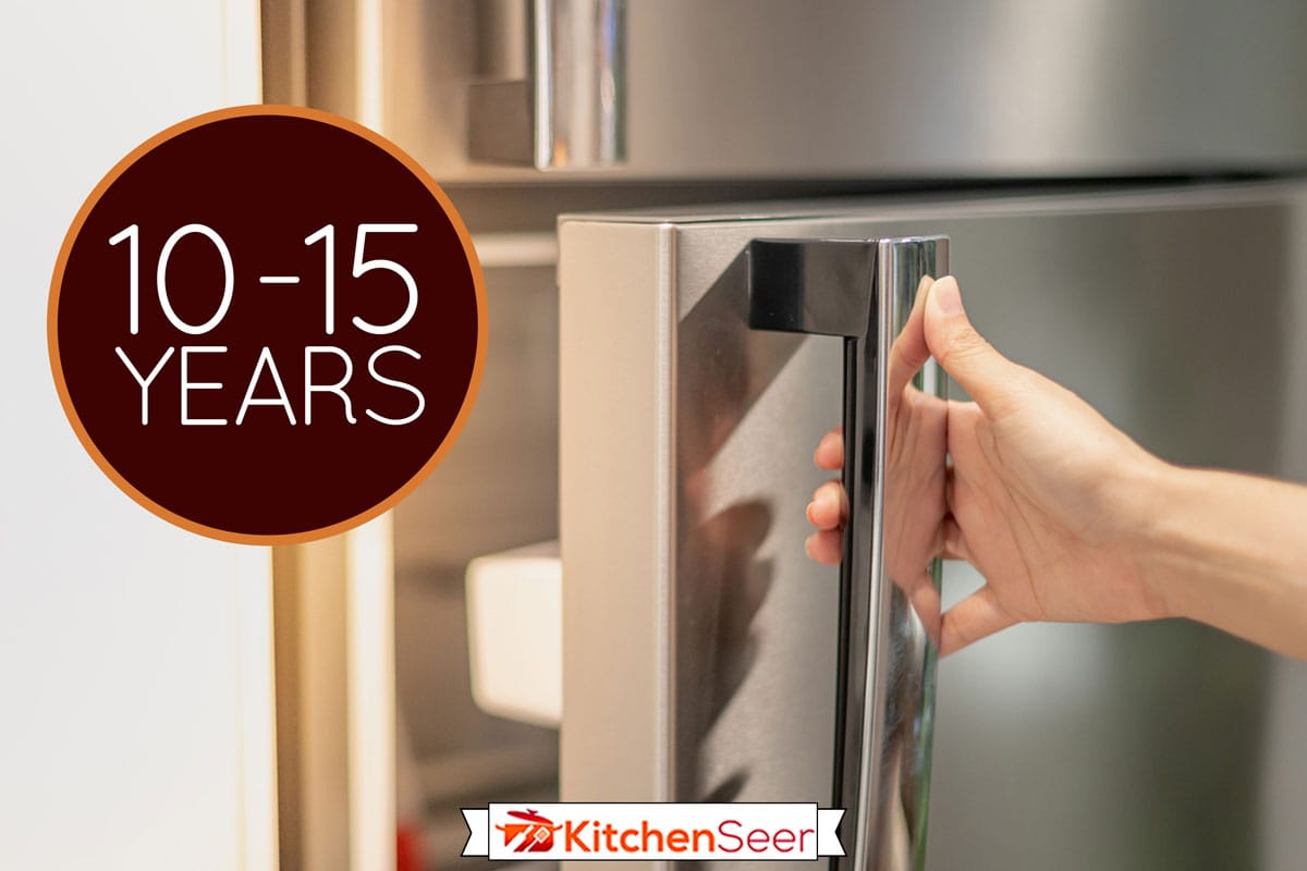 女性的手打开冰箱的门发现食品和原料准备在家里做饭,三星冰箱要多长时间?