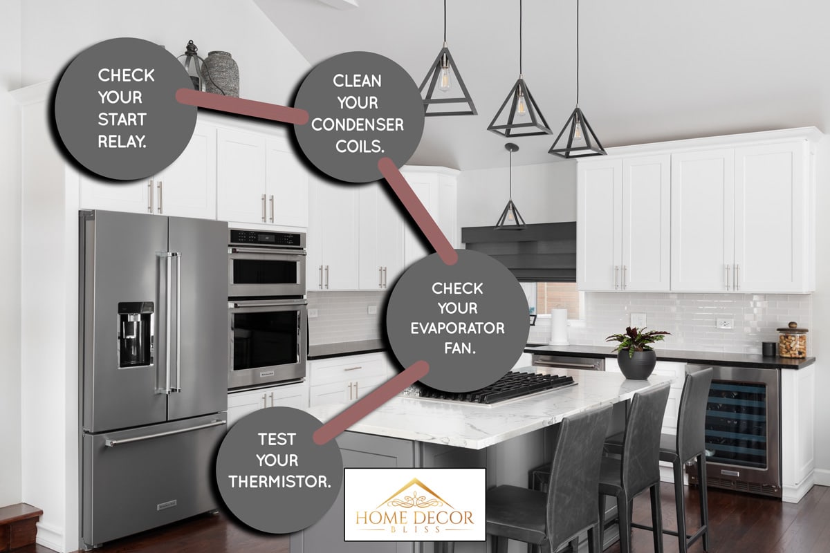 美丽的白色厨房在现代农舍黑色的灯雷电竞官网网址挂在拱形的天花板在岛上的酒吧凳,只需钢电器、厨房助手冰箱不制冷,要做什么?