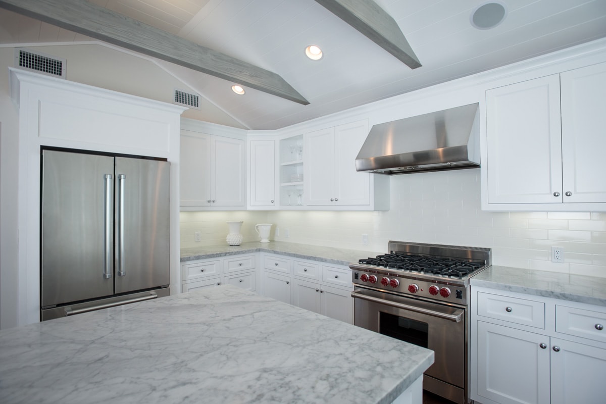 大理石台面和白色的橱柜和隐藏式照明