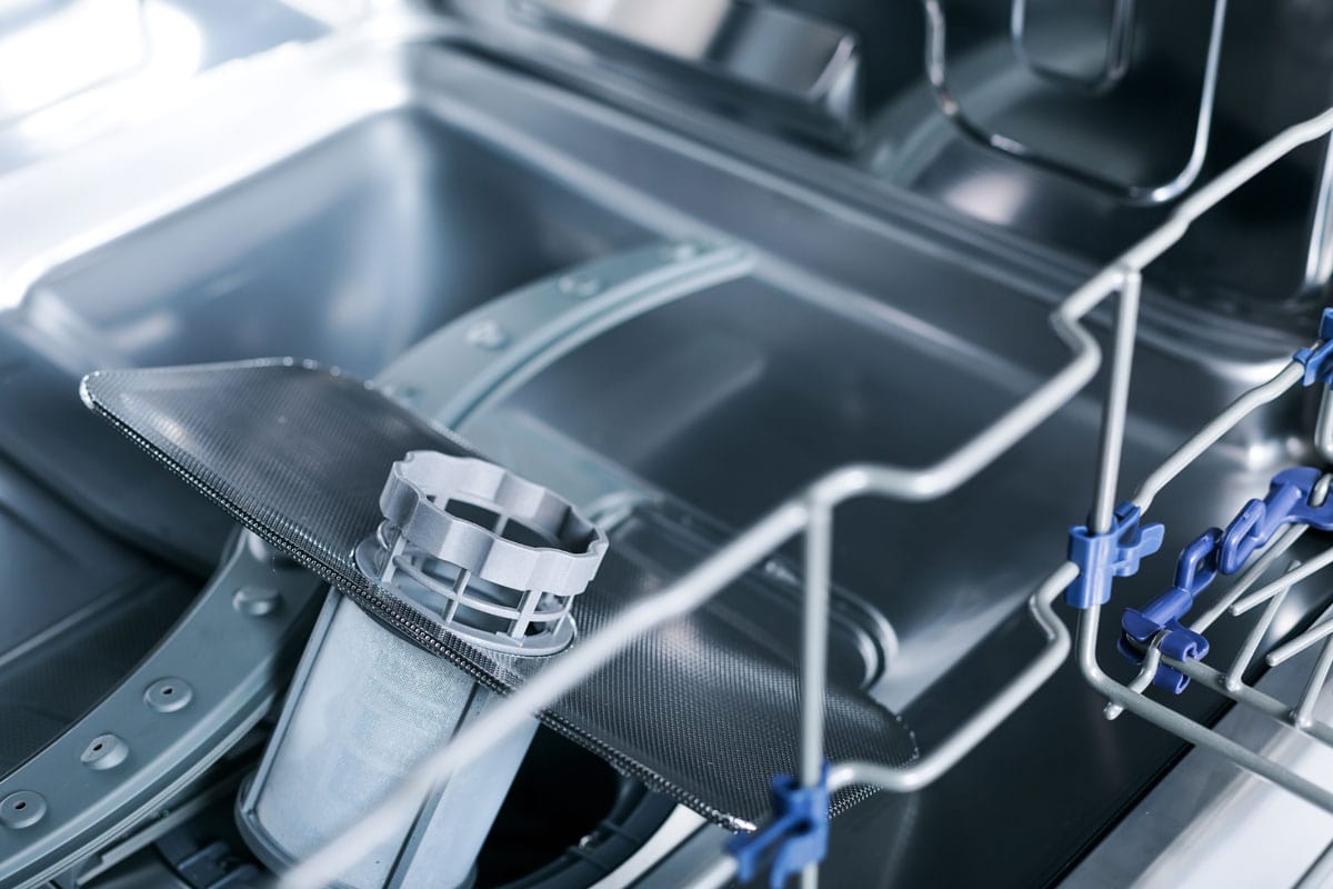 将一个新洗碗机清洗过滤器