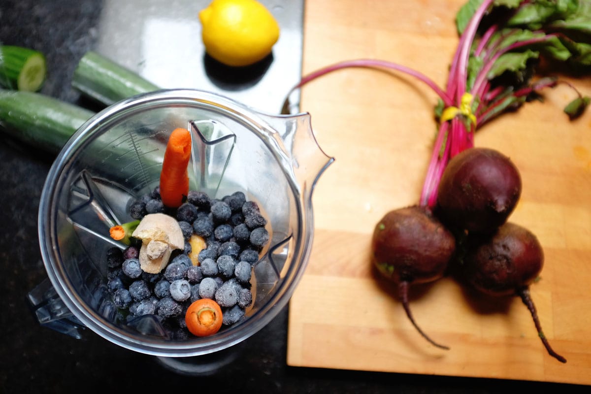 把不同种类的水果Vitamix搅拌器