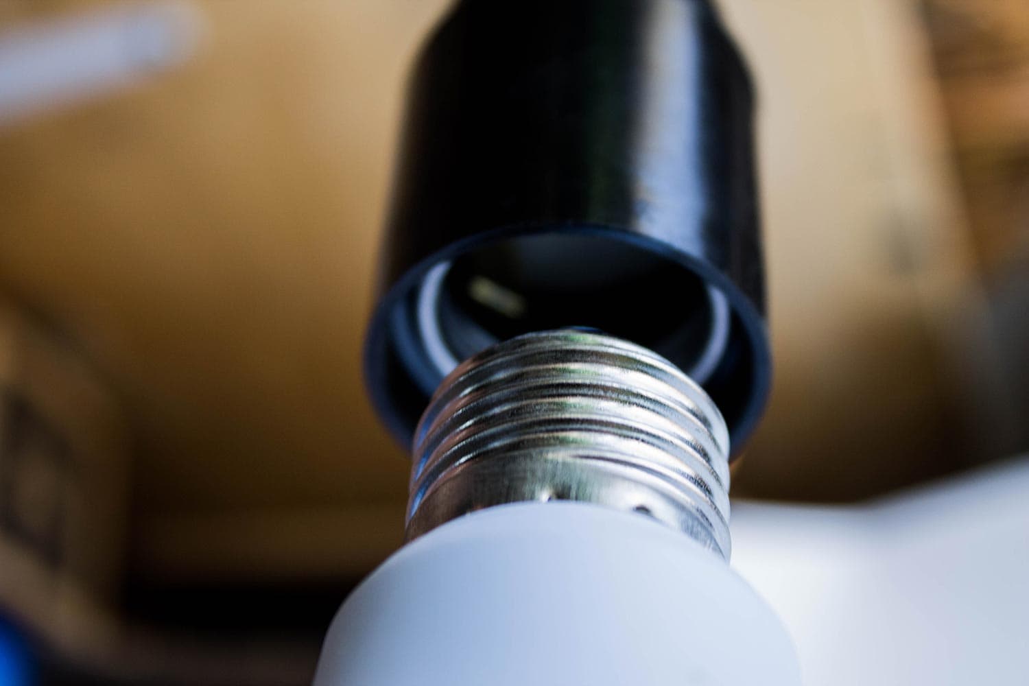 把灯泡拧进插座