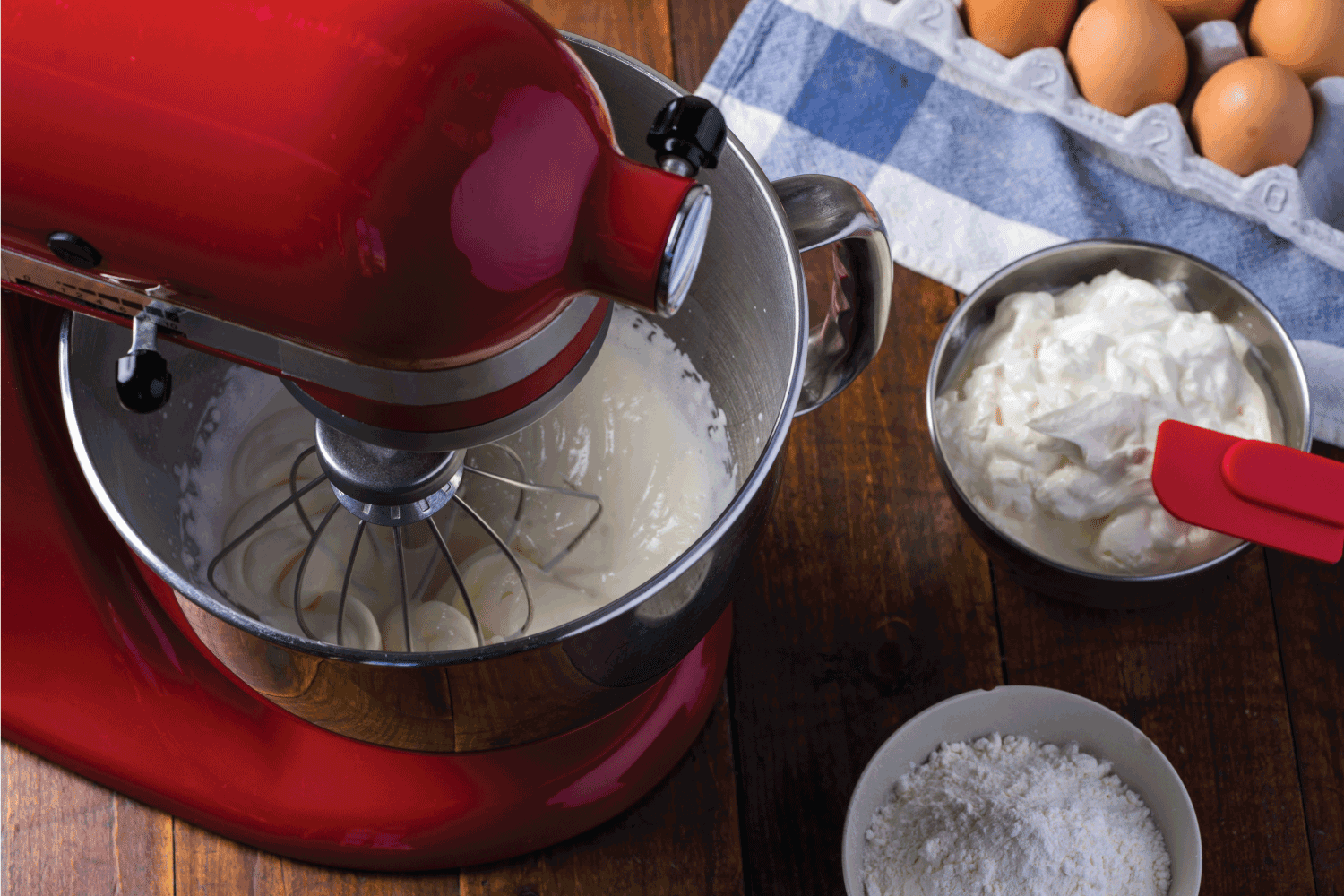 在木桌上放置搅拌机，里面有原料