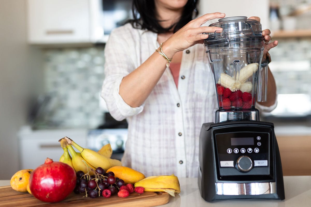 女人做一个美味的水果奶昔