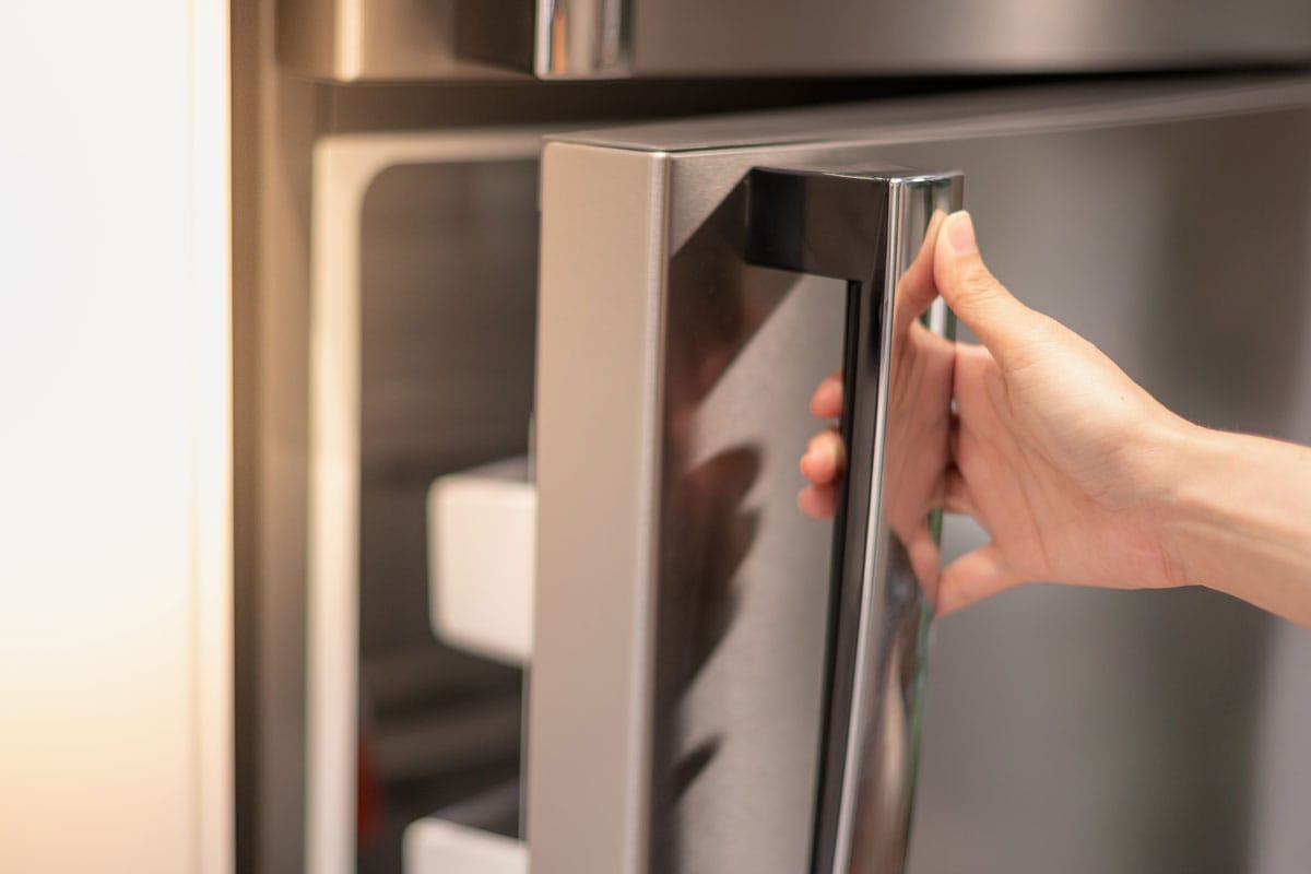 女人打开冰箱的门