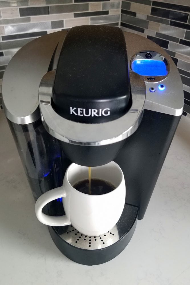 与白色的杯子Keurig咖啡机