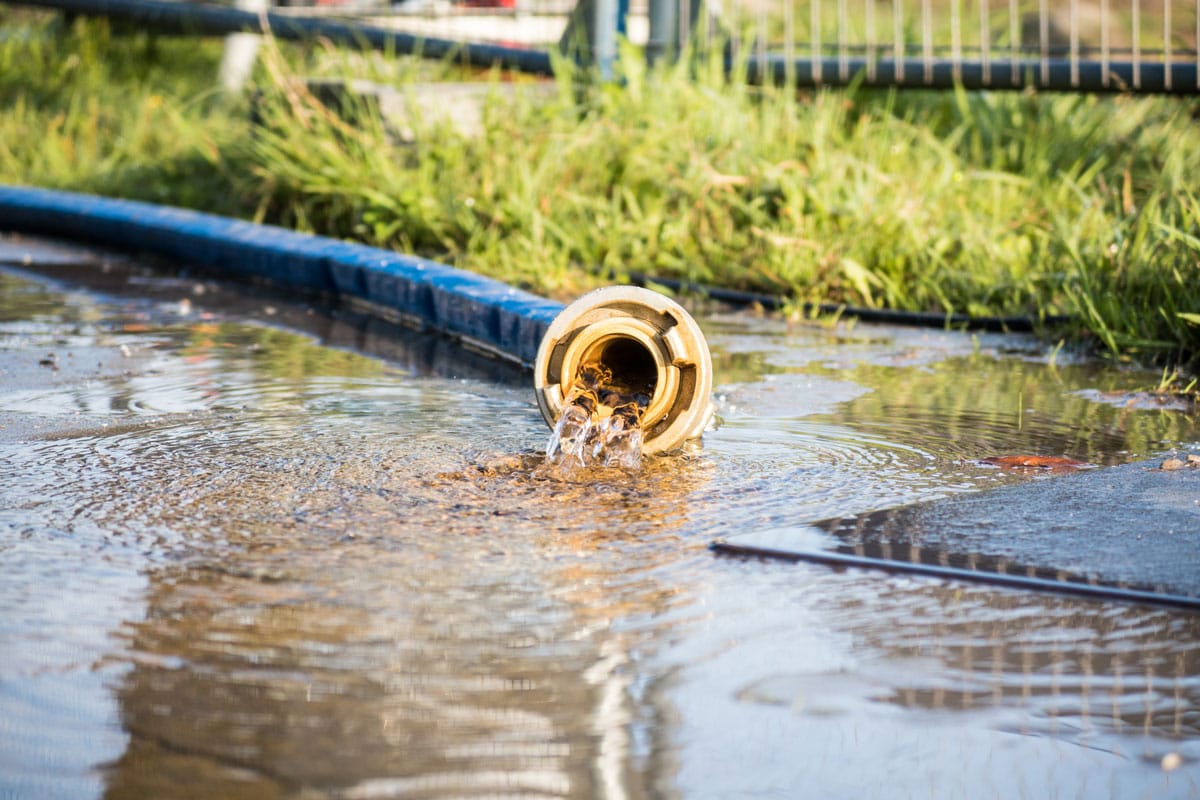 泳池里的排水软管