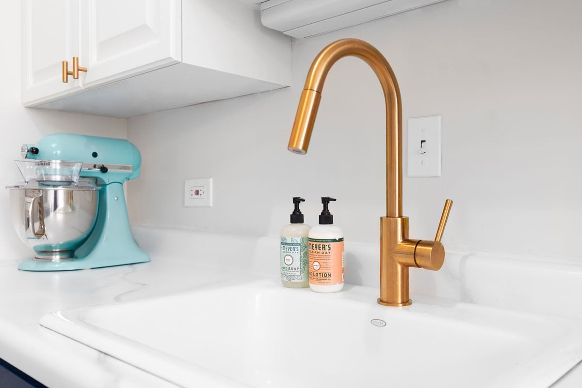 黄金的厨房水龙雷电竞官网网址头的细节在一个白色的厨房