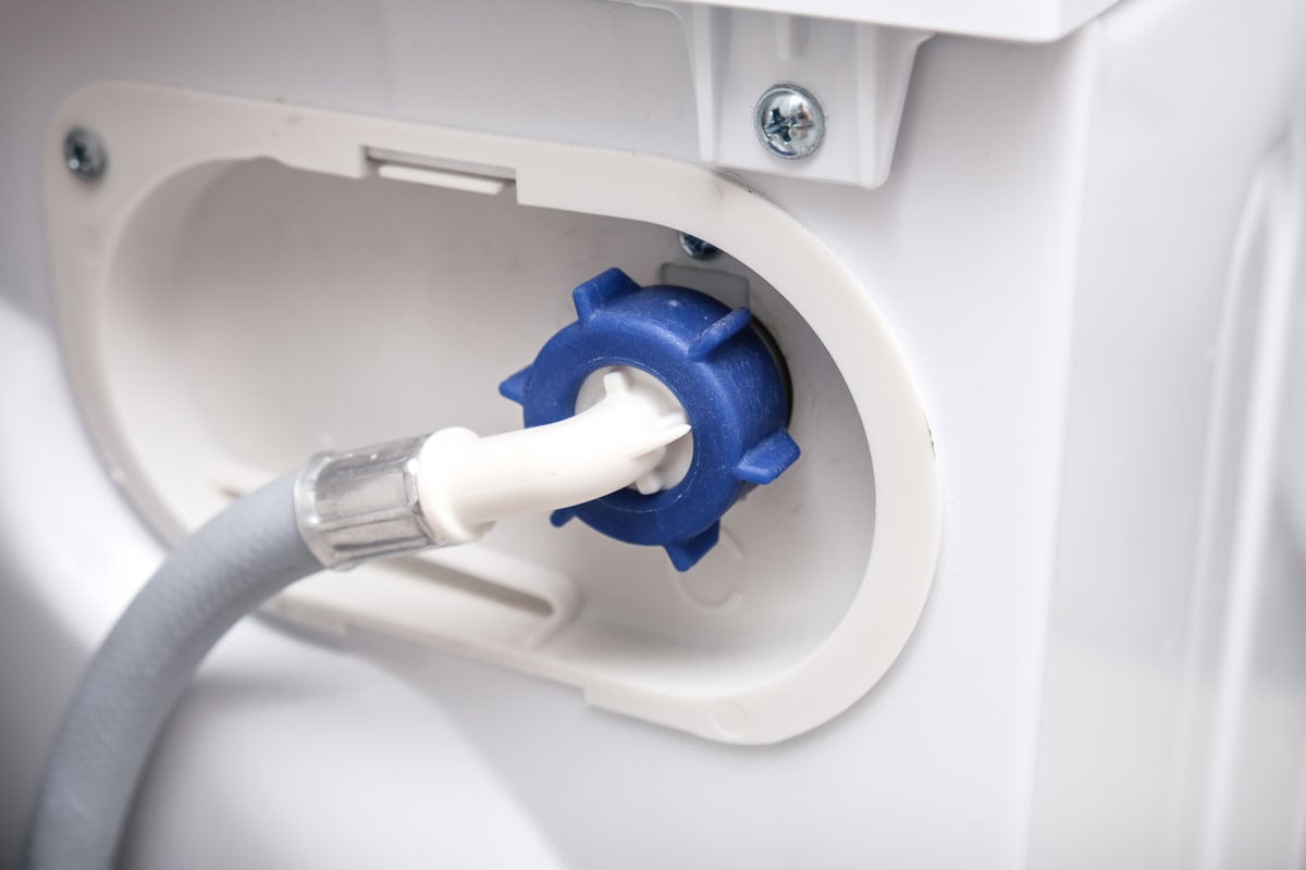 一根连接洗衣机的水管，用于洗衣机的保养和维护