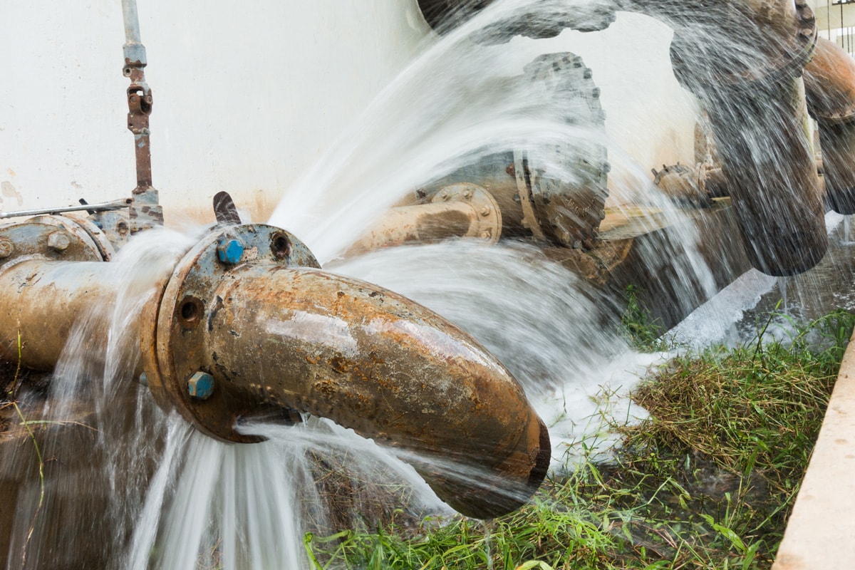 由于高压一个巨大的水泄漏