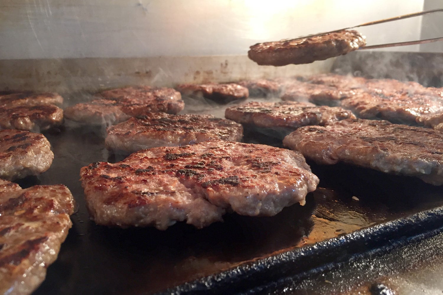 烧烤汉堡烤盘,抽烟