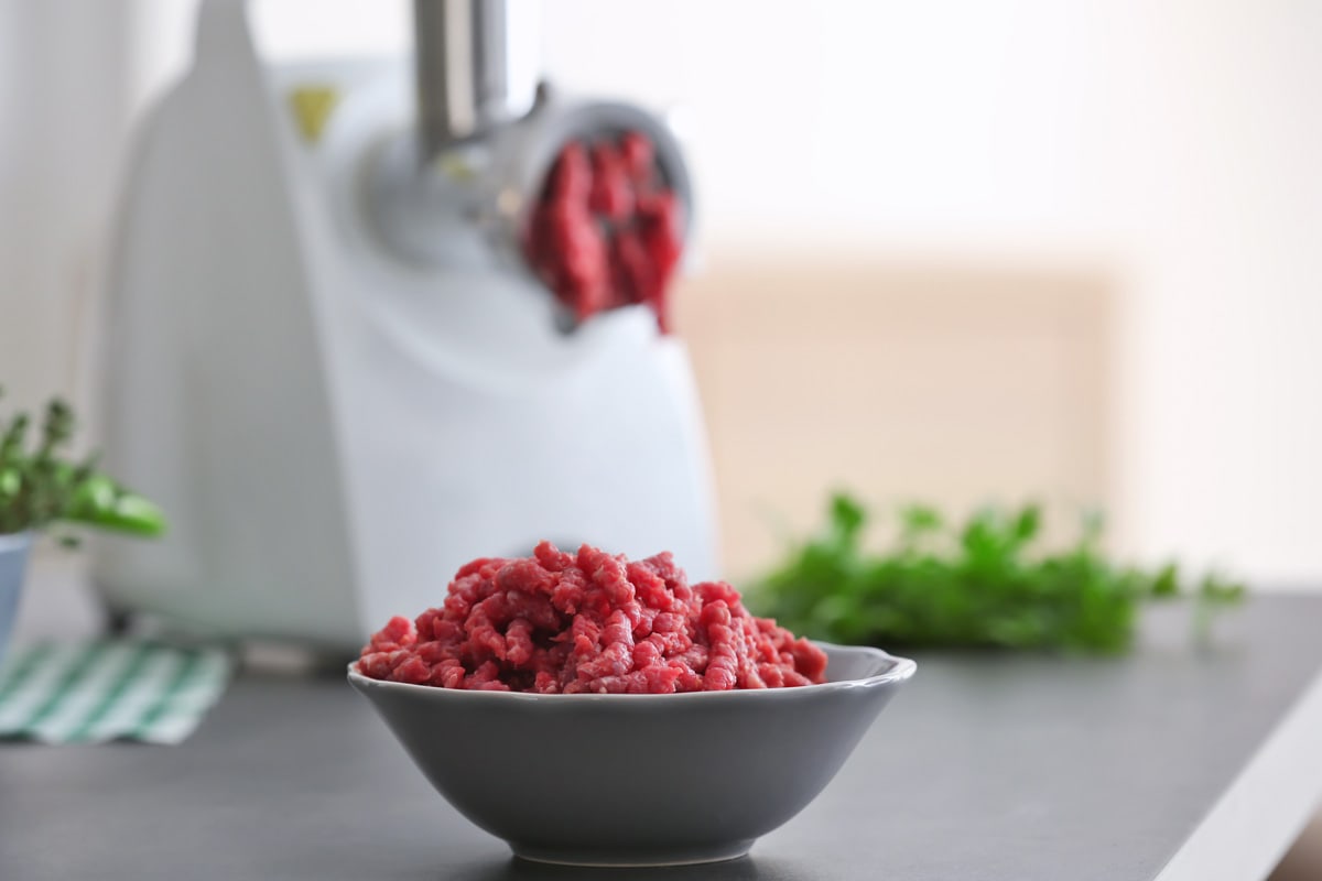 碗新鲜的五香碎肉。