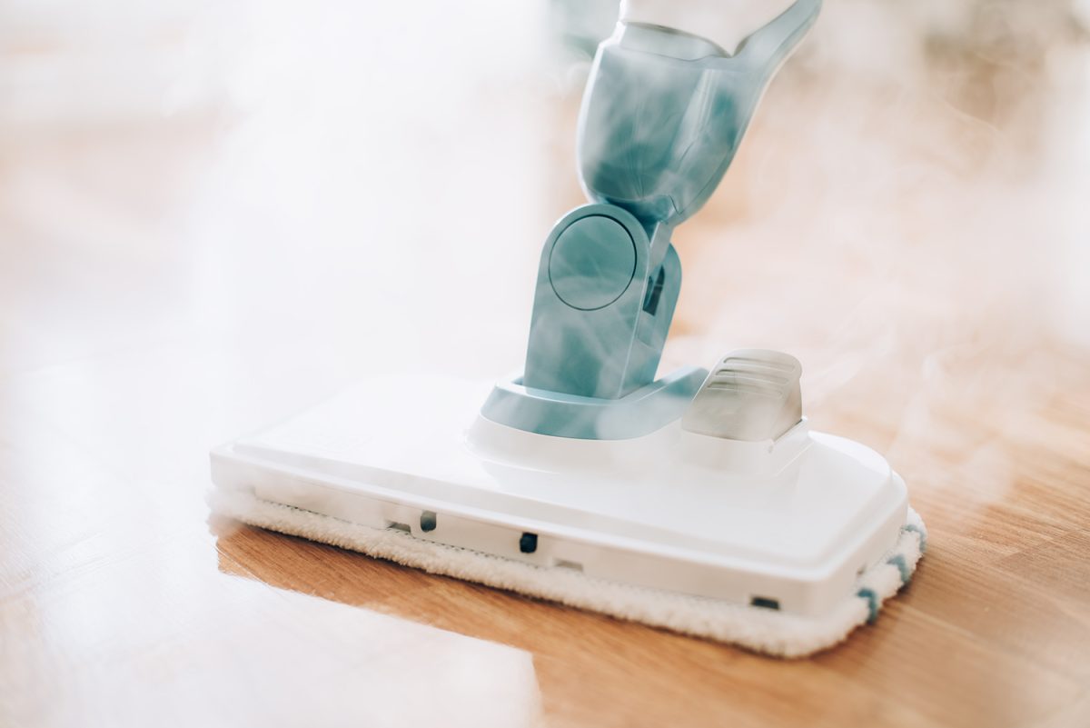 用蒸汽清洁器清洁地板
